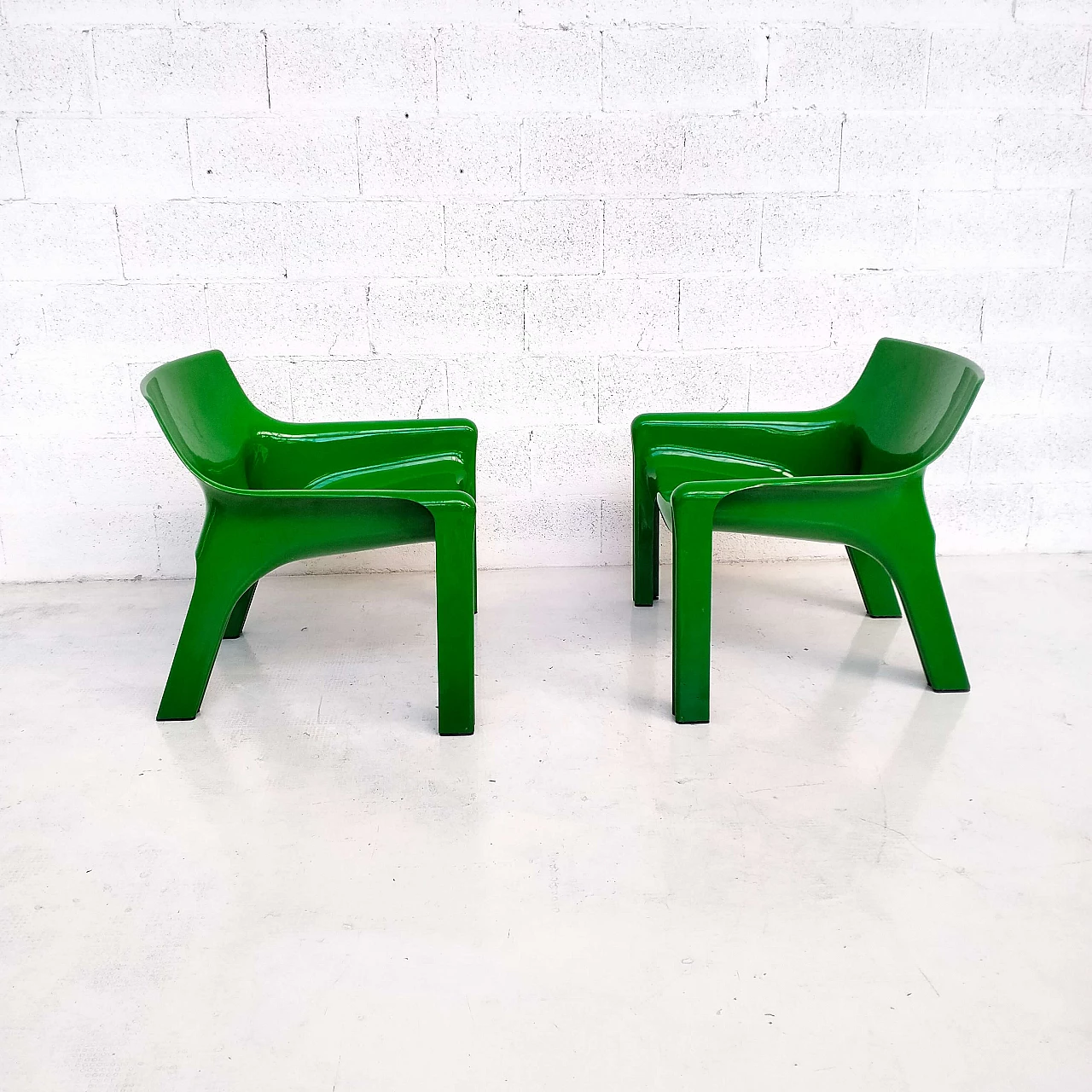 Pair of Vicario plastic armchairs by Vico Magistretti for Artemide, 1970s 5