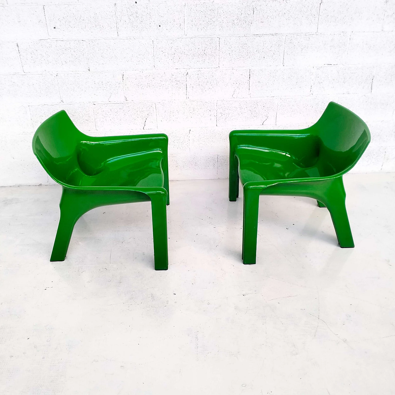 Pair of Vicario plastic armchairs by Vico Magistretti for Artemide, 1970s 6