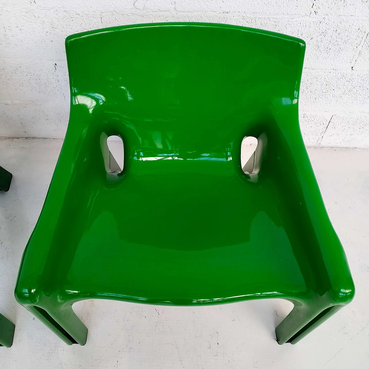 Pair of Vicario plastic armchairs by Vico Magistretti for Artemide, 1970s 9