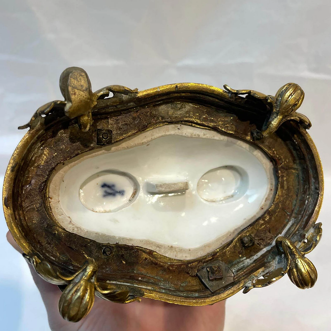 Saliera in porcellana Meissen con base in bronzo, inizio '900 7