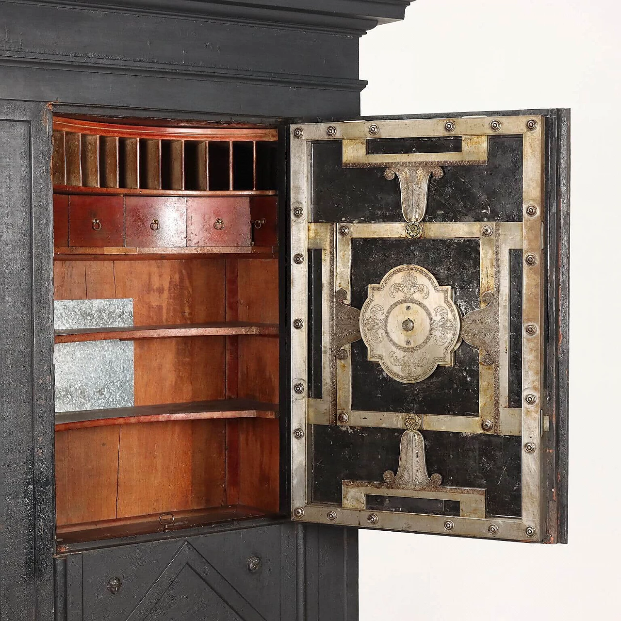 Restoration walnut, iron and bronze safe, second quarter of the 19th century 3