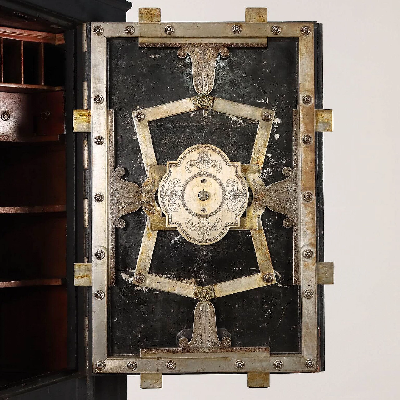 Restoration walnut, iron and bronze safe, second quarter of the 19th century 4