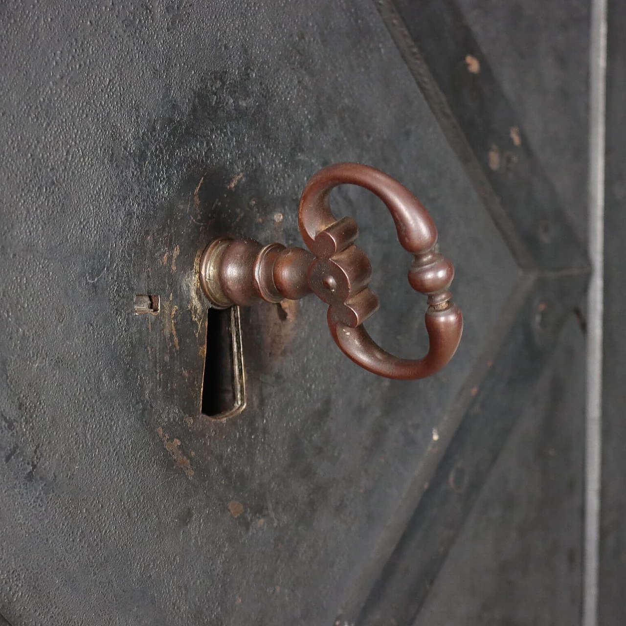 Restoration walnut, iron and bronze safe, second quarter of the 19th century 6
