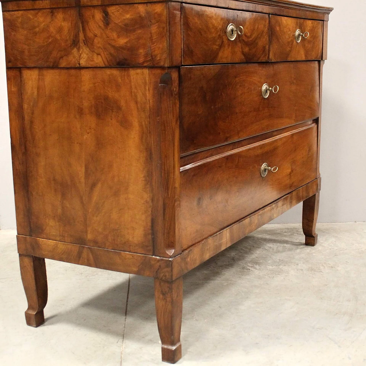 Direttorio chest of drawers in solid walnut and walnut panelling, second half of the 18th century 1