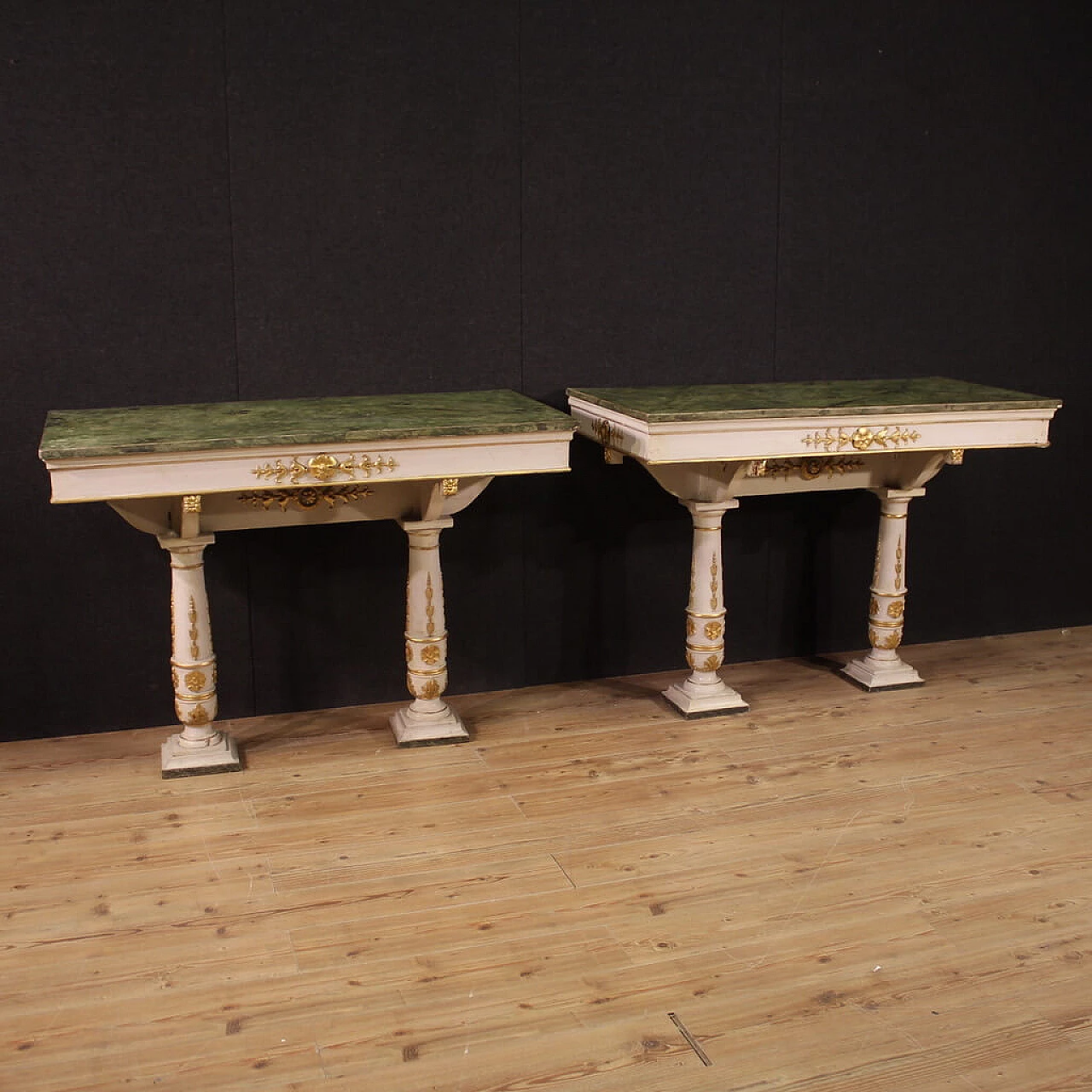 Coppia di consolle in stile Impero con piano in legno laccato a finto marmo, fine '800 1