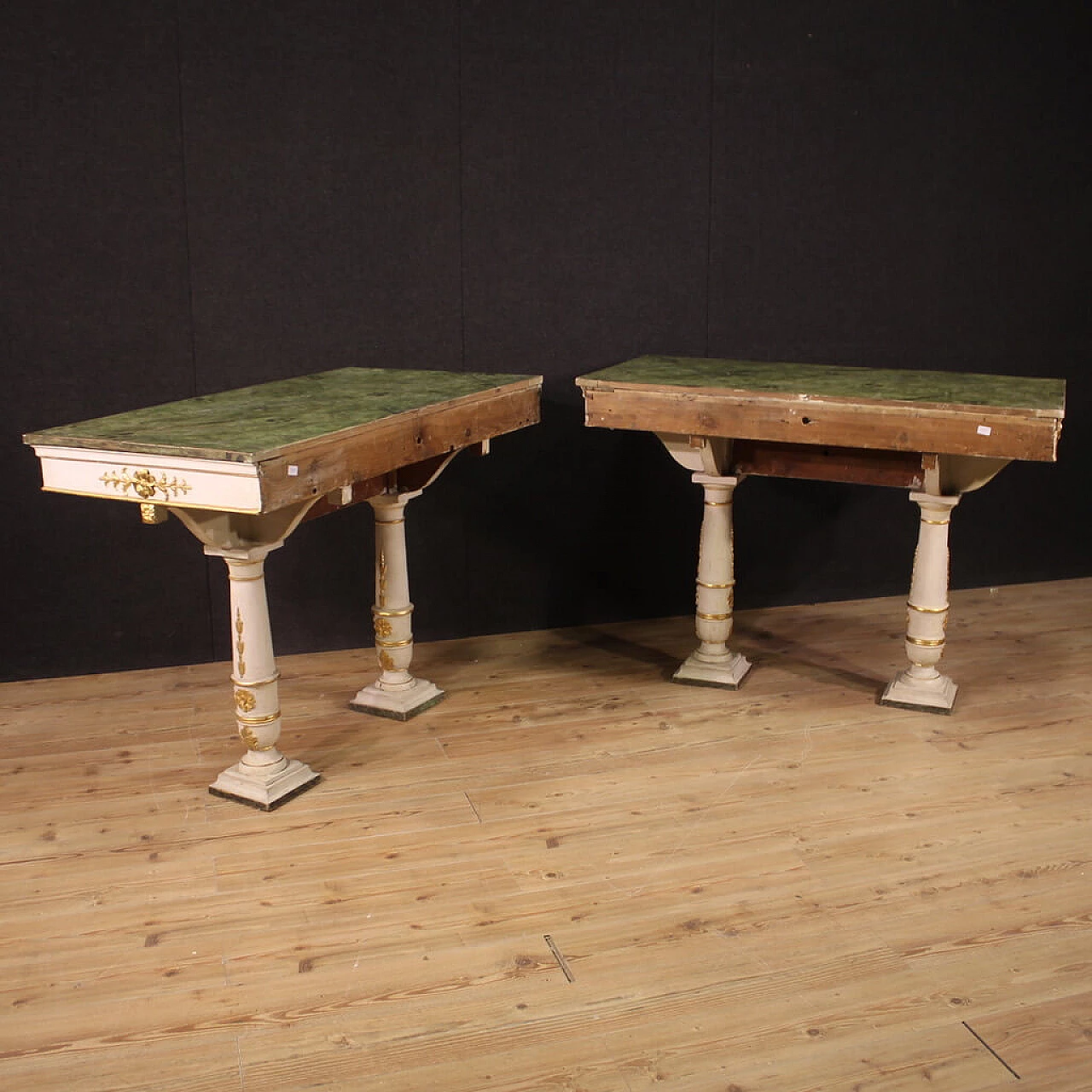 Coppia di consolle in stile Impero con piano in legno laccato a finto marmo, fine '800 2