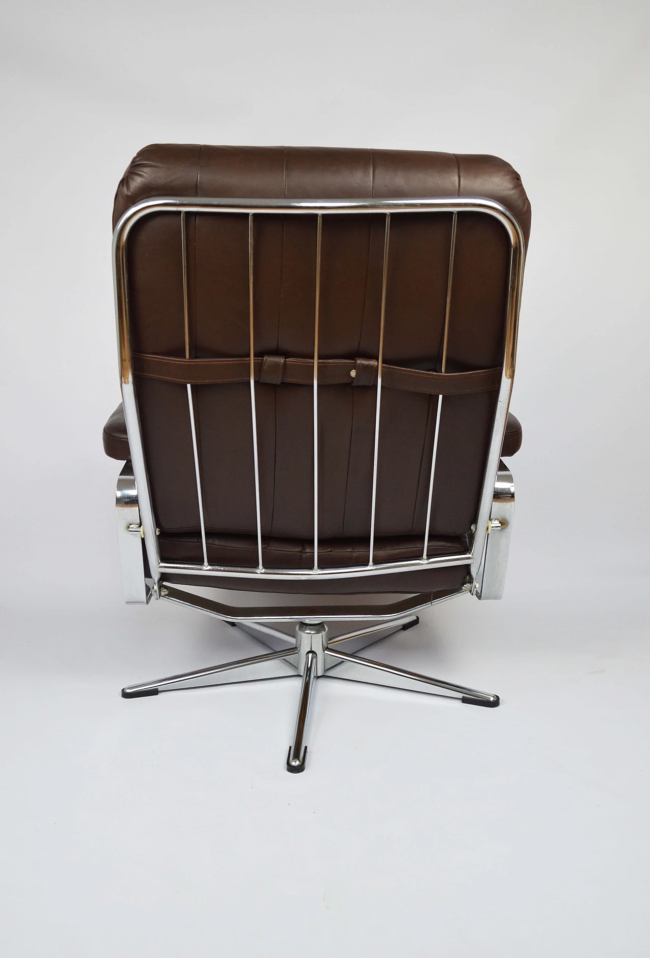 Pair of leather office swivel chairs with chrome frame, 1970s 6