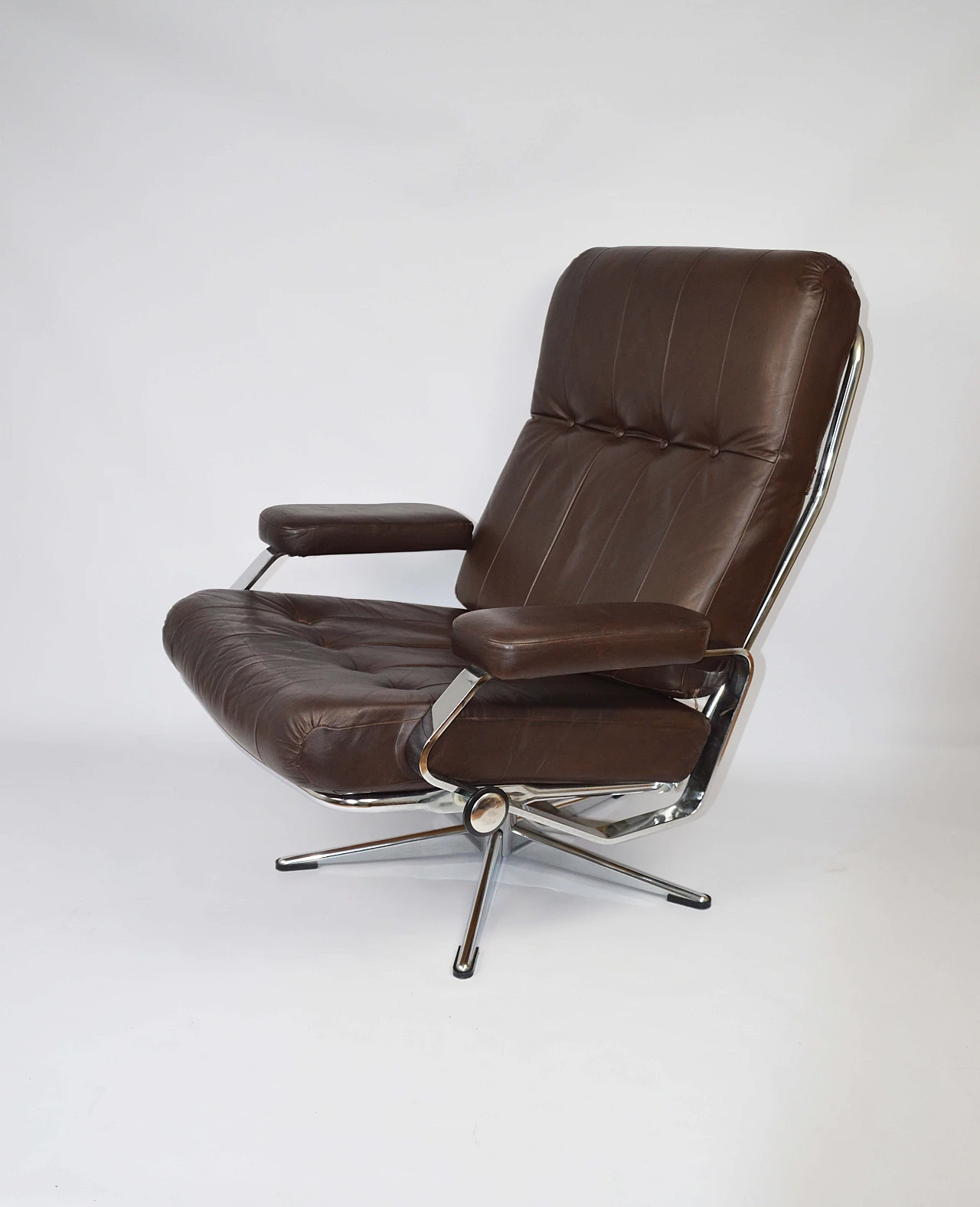 Pair of leather office swivel chairs with chrome frame, 1970s 7