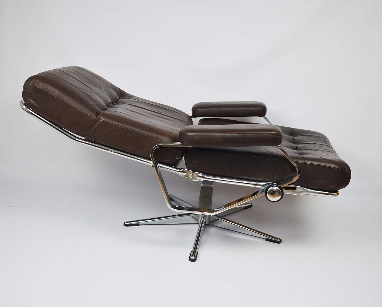 Pair of leather office swivel chairs with chrome frame, 1970s 8
