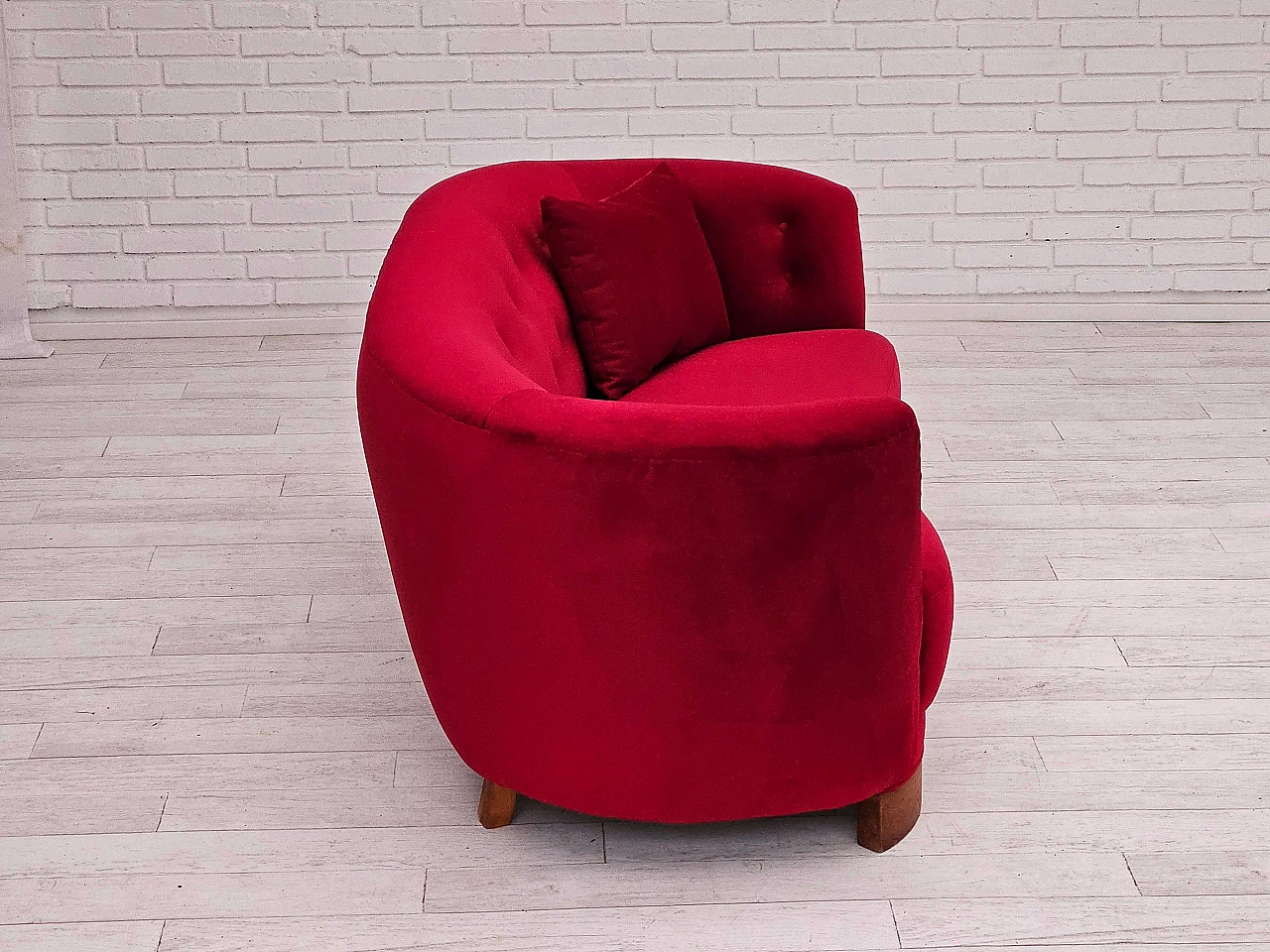 Divano danese Banana a due posti in velluto rosso ciliegia, anni '60 3