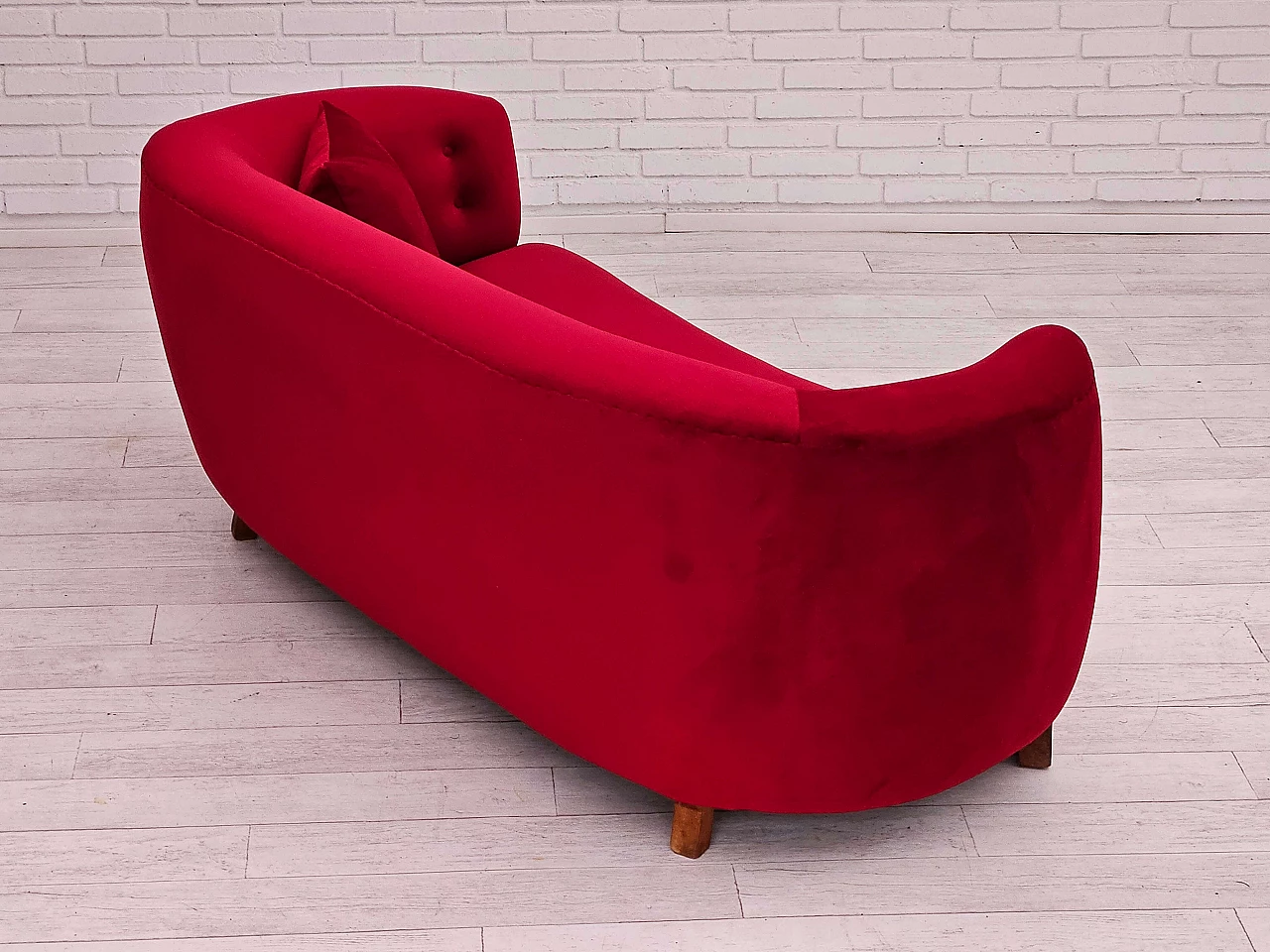 Divano danese Banana a due posti in velluto rosso ciliegia, anni '60 4