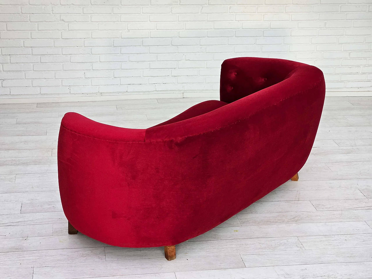 Divano danese Banana a due posti in velluto rosso ciliegia, anni '60 6