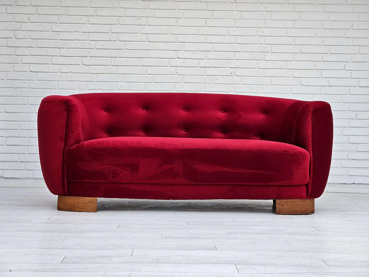 Divano danese Banana a due posti in velluto rosso ciliegia, anni '60 7