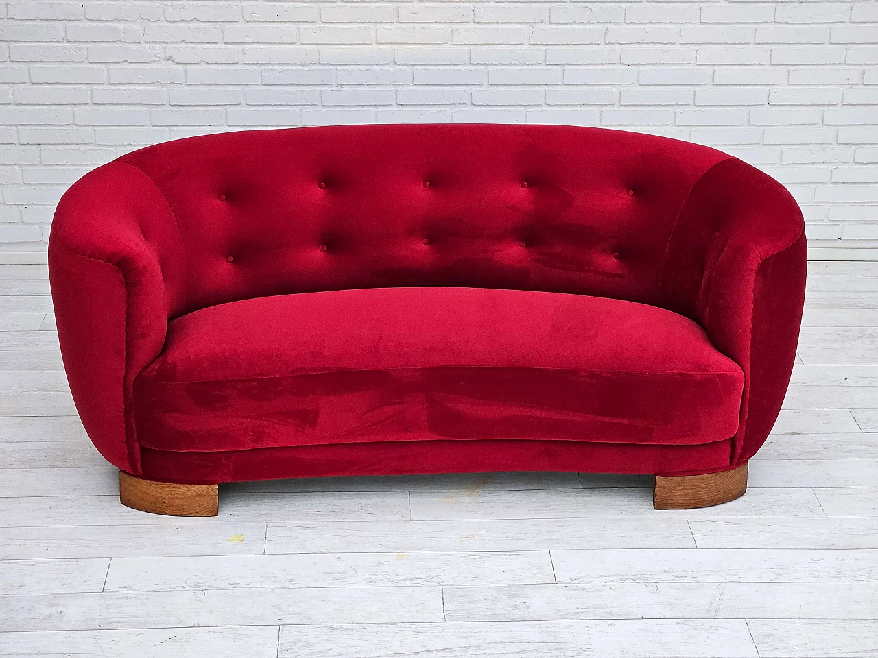 Divano danese Banana a due posti in velluto rosso ciliegia, anni '60 8