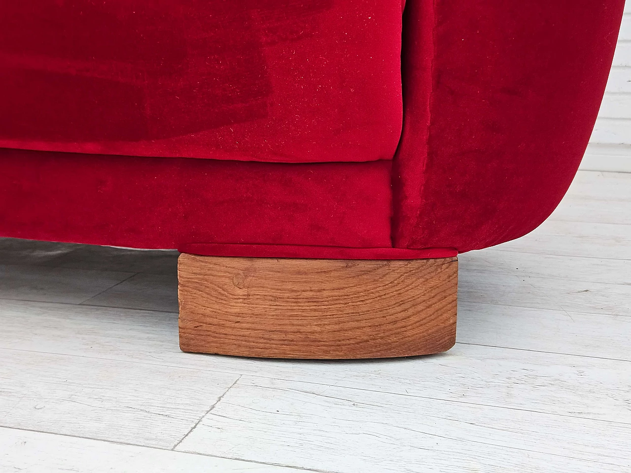 Divano danese Banana a due posti in velluto rosso ciliegia, anni '60 9