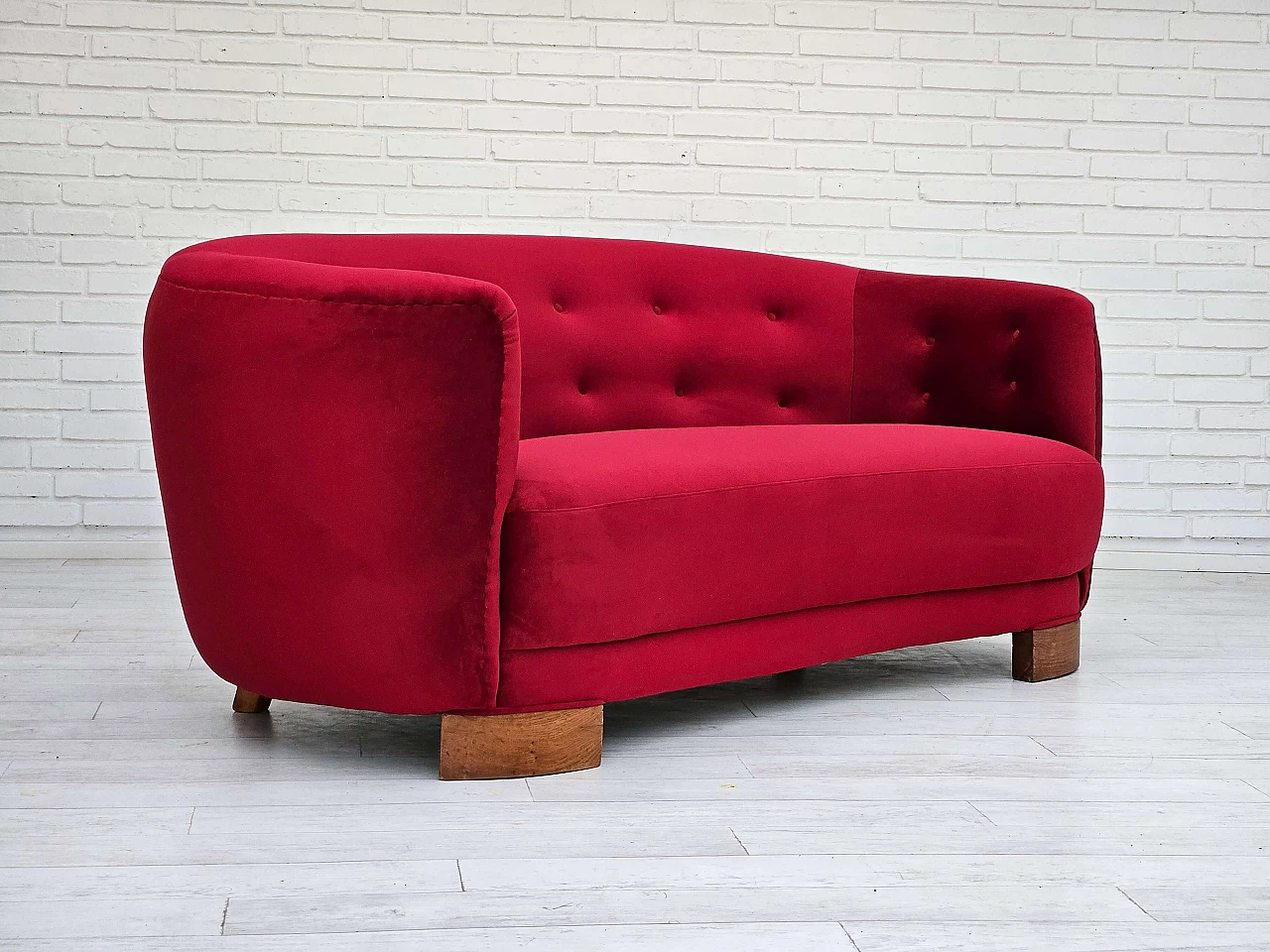 Divano danese Banana a due posti in velluto rosso ciliegia, anni '60 10