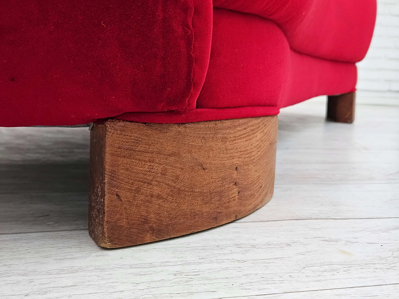 Divano danese Banana a due posti in velluto rosso ciliegia, anni '60 11