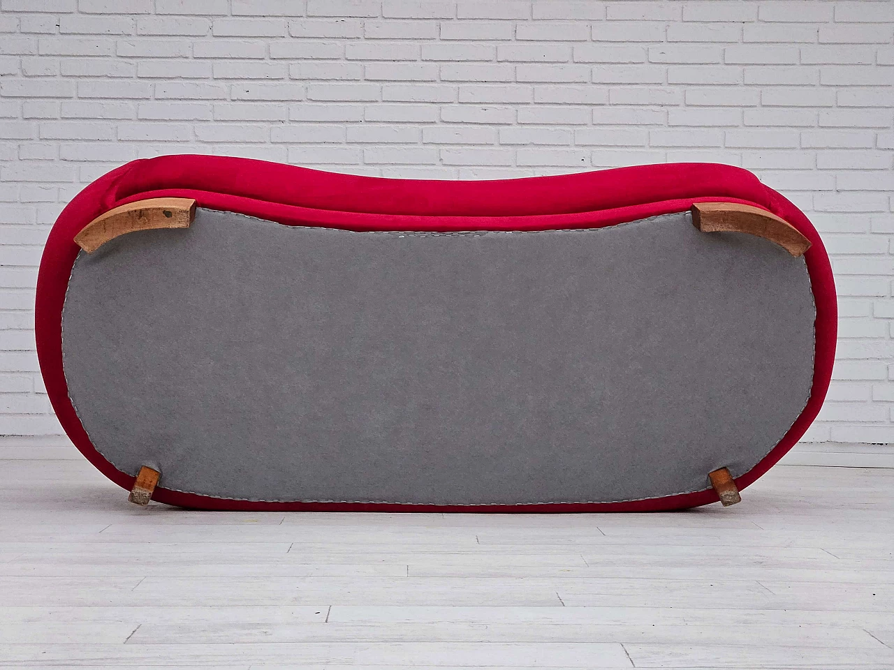 Divano danese Banana a due posti in velluto rosso ciliegia, anni '60 12