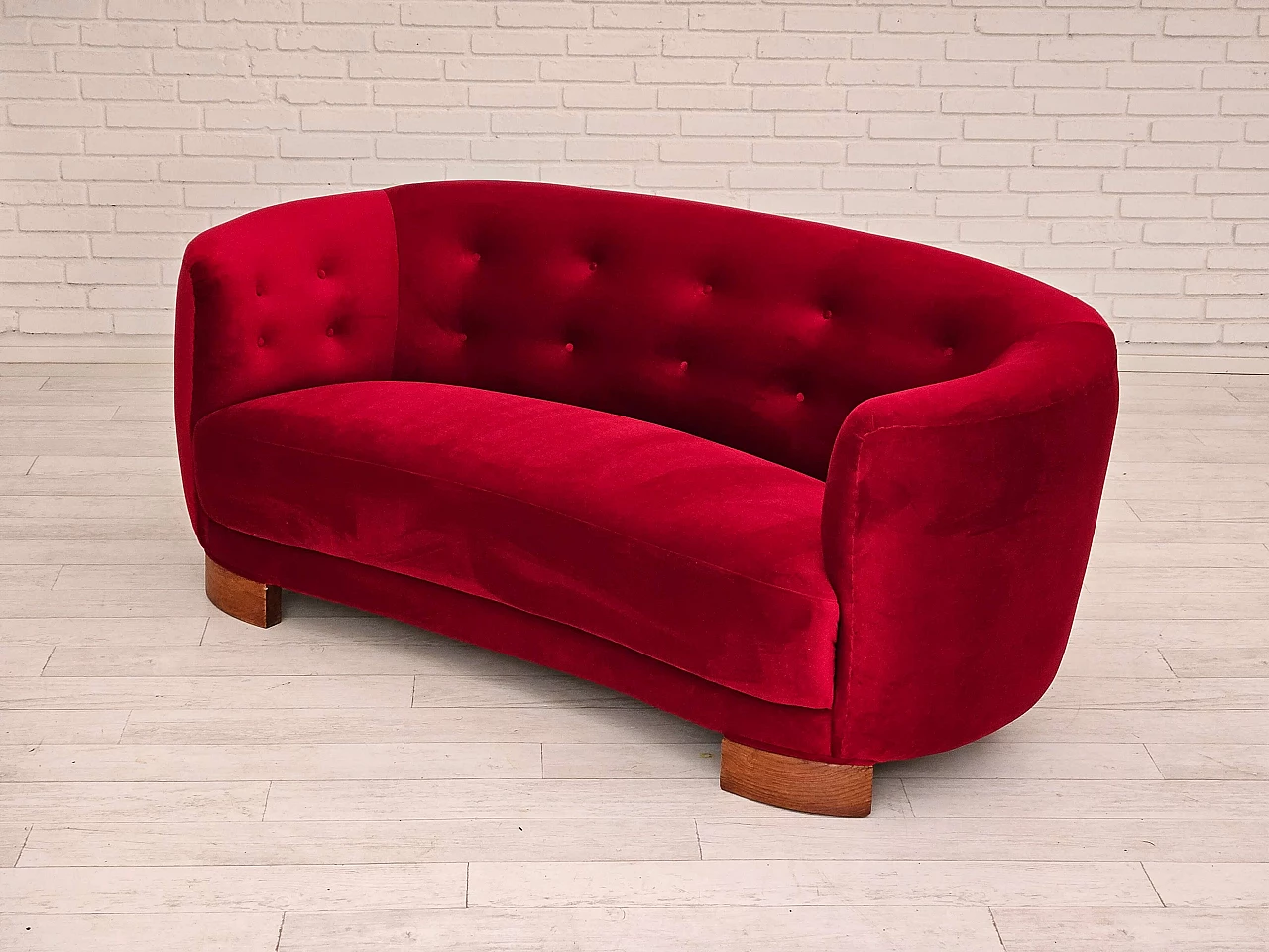 Divano danese Banana a due posti in velluto rosso ciliegia, anni '60 13