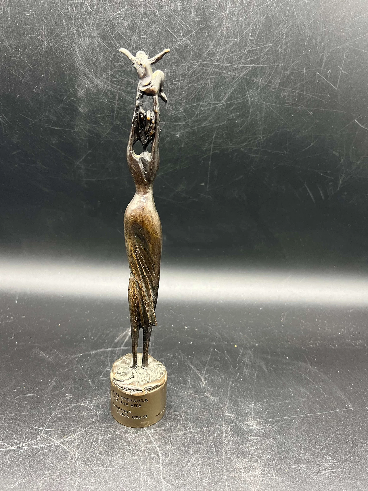 Scultura in bronzo di Jorio Vivarelli per Lions Club Pistoia, anni '80 3