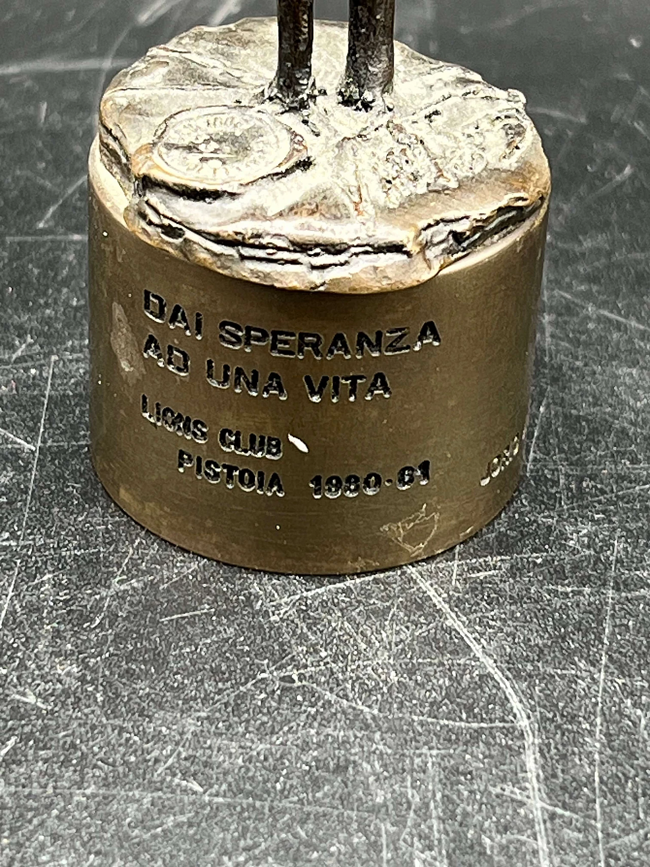 Scultura in bronzo di Jorio Vivarelli per Lions Club Pistoia, anni '80 4