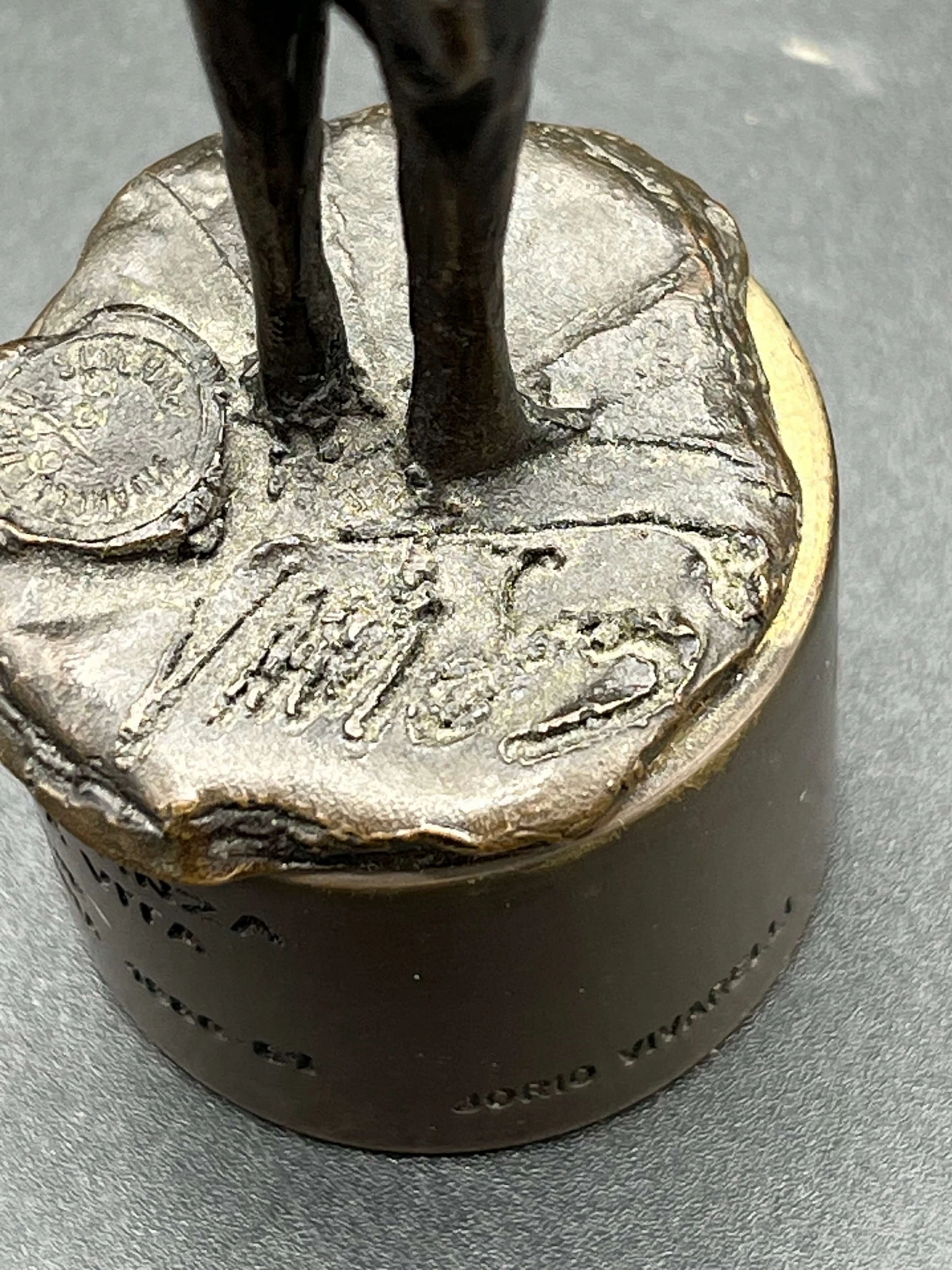 Scultura in bronzo di Jorio Vivarelli per Lions Club Pistoia, anni '80 8