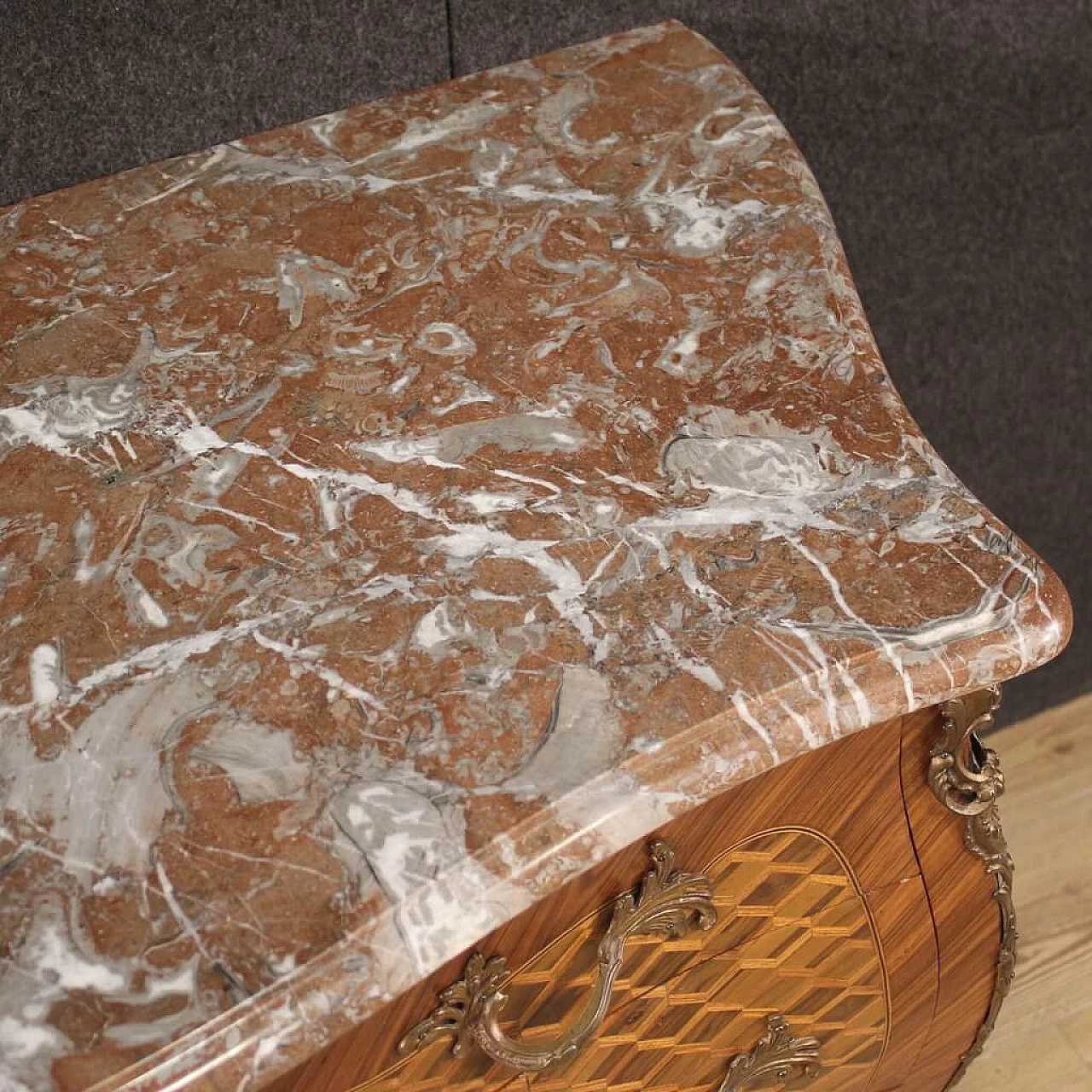 Cassettone francese stile Luigi XV in legno intarsiato con piano in marmo 8