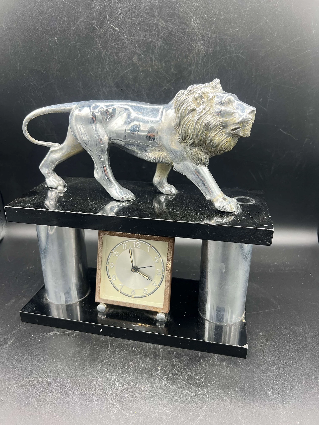 Orologio da tavolo Art Déco con leone, anni '30 1