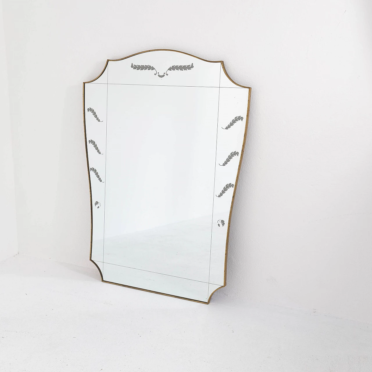 Specchio da parete in ottone e vetro decorato, anni '50 1