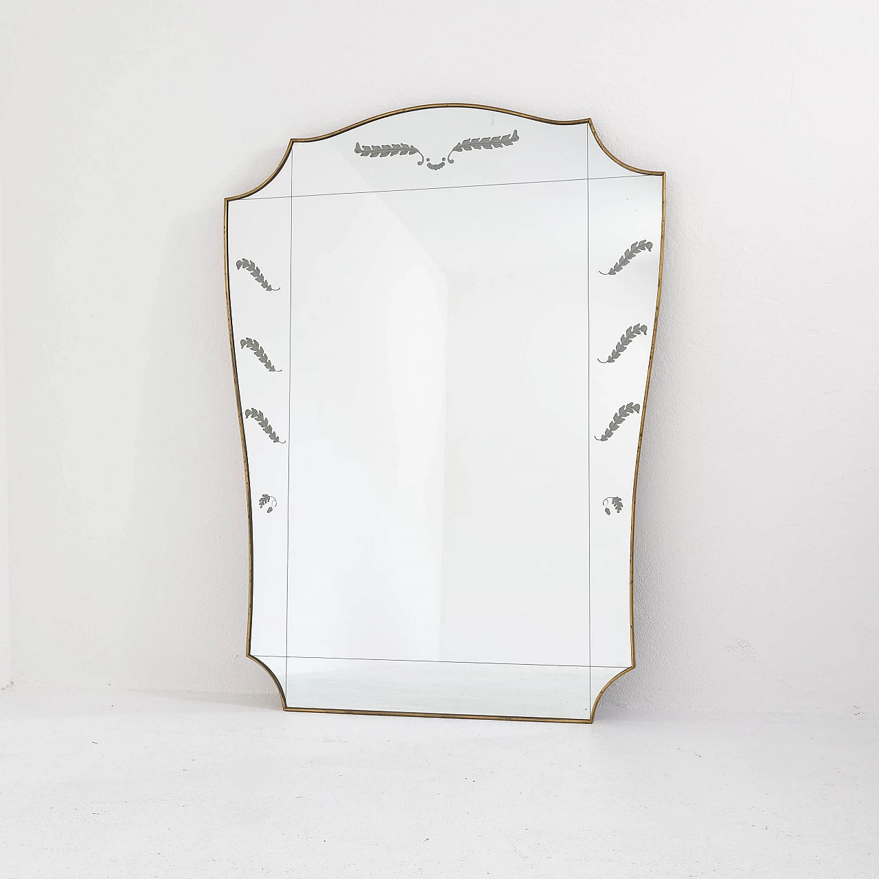 Specchio da parete in ottone e vetro decorato, anni '50 2
