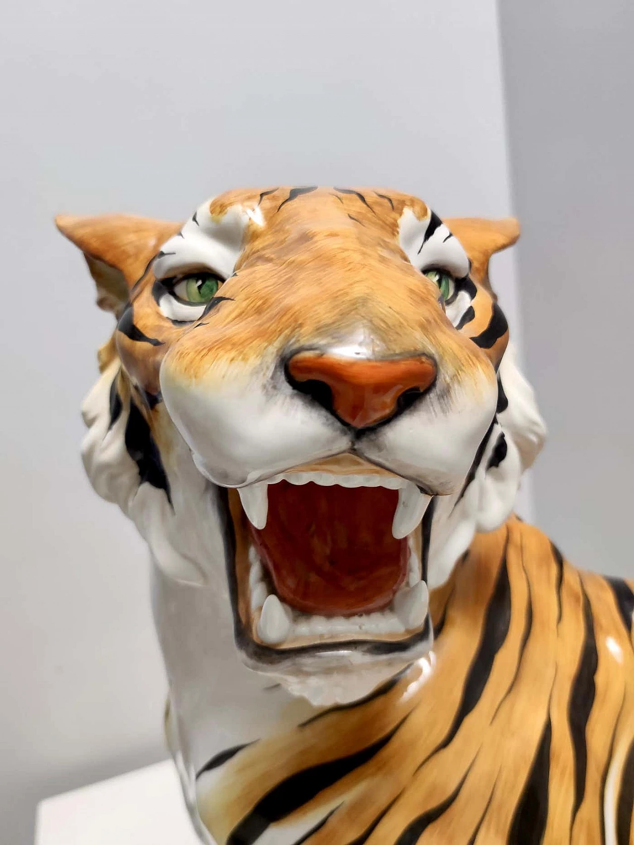 Tigre ruggente in ceramica dipinta a mano, anni '50 5