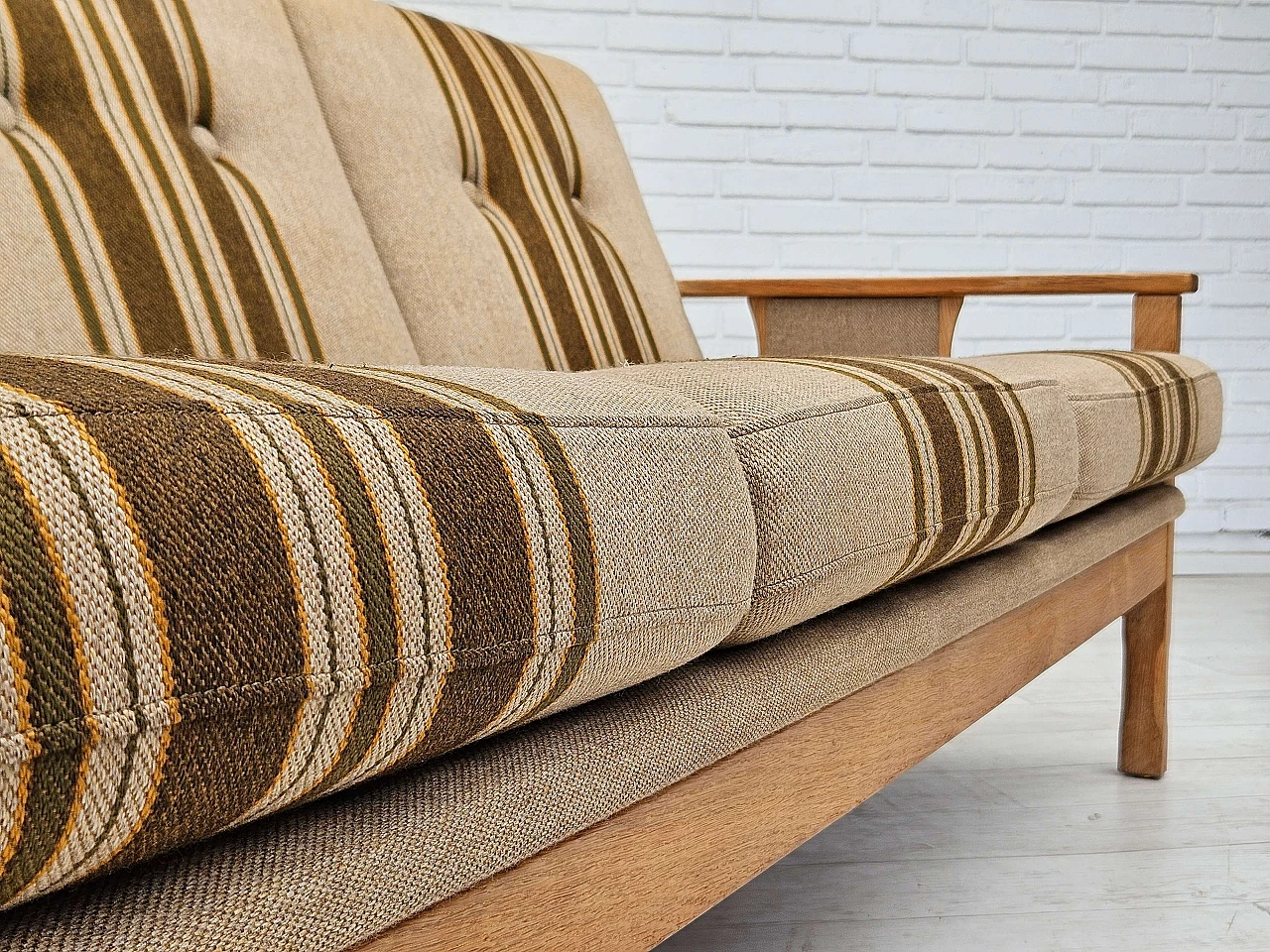 Danish three-seater sofa in wool and oak, 1970s 6