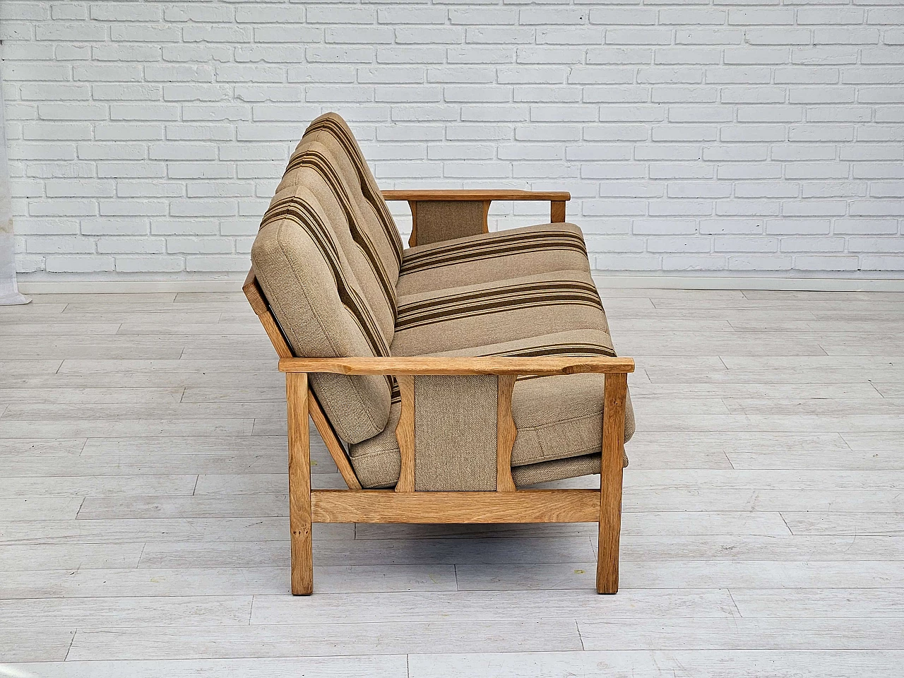 Danish three-seater sofa in wool and oak, 1970s 7