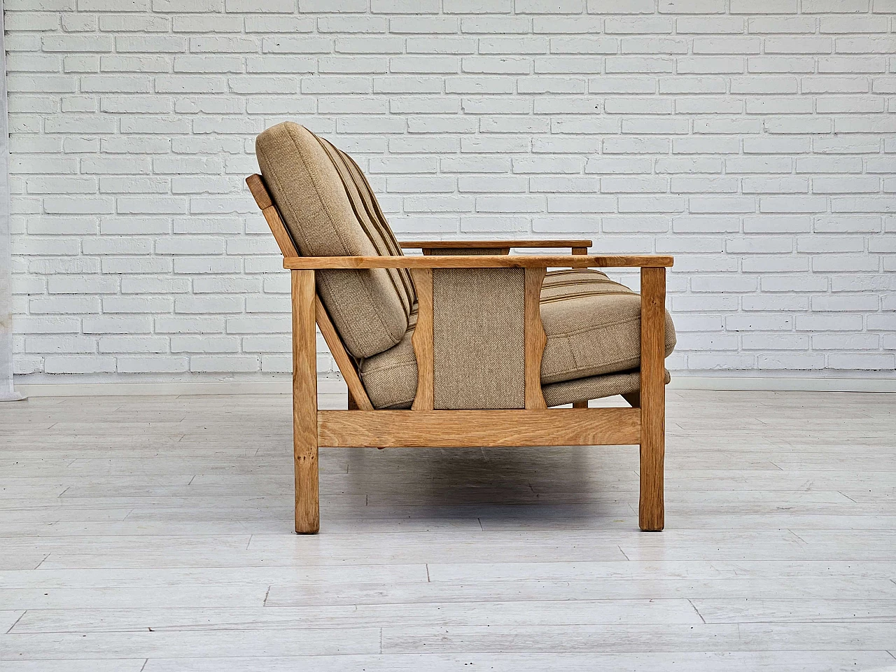 Danish three-seater sofa in wool and oak, 1970s 8