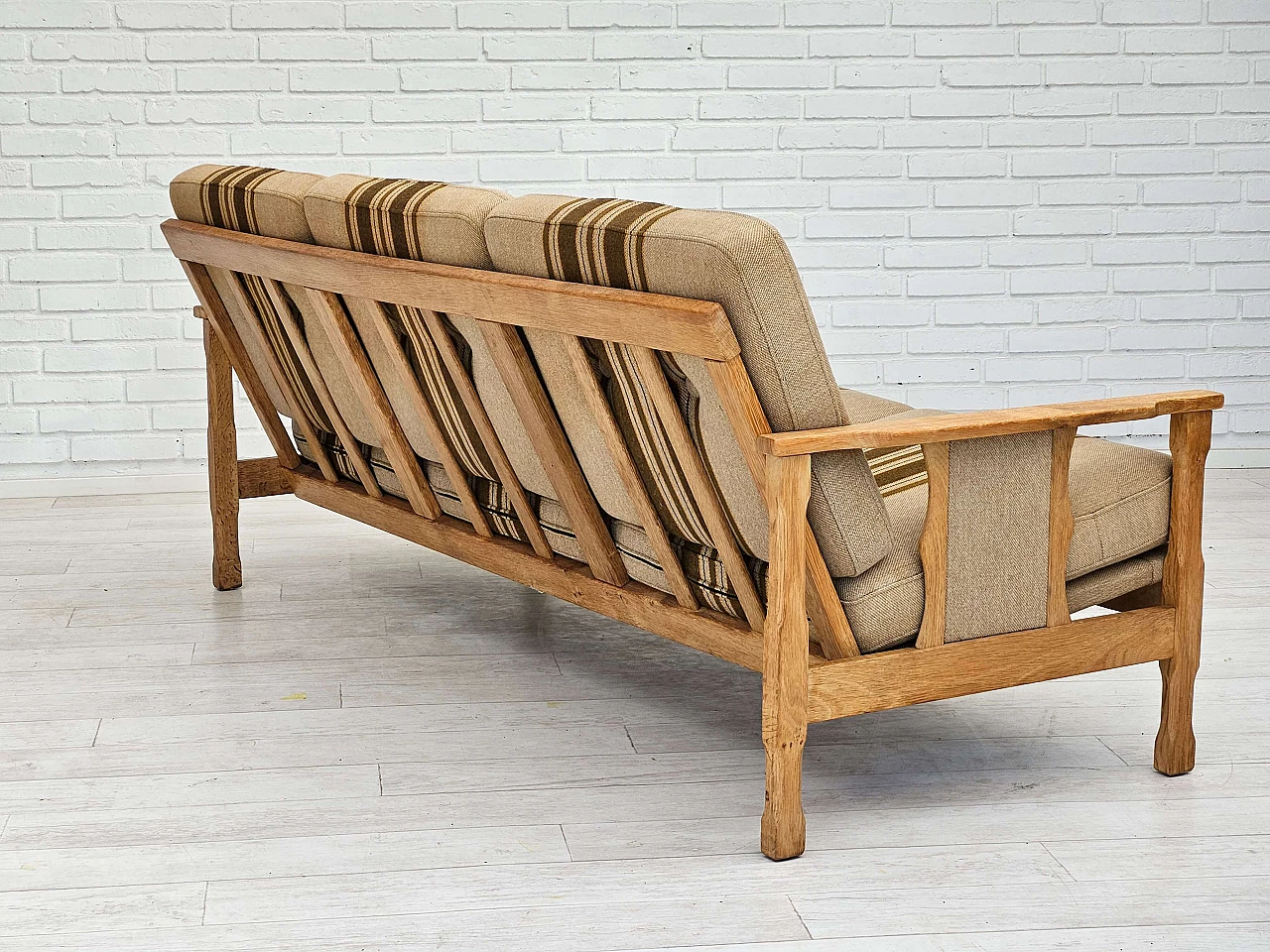 Danish three-seater sofa in wool and oak, 1970s 11