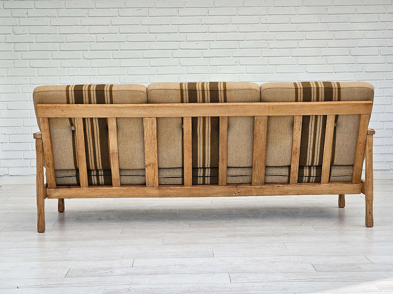 Danish three-seater sofa in wool and oak, 1970s 12