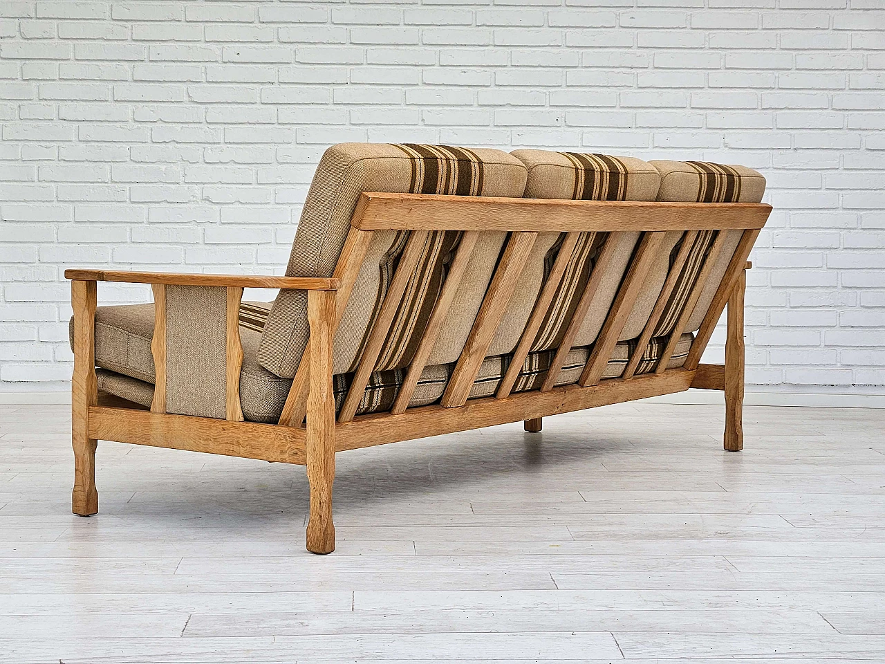 Danish three-seater sofa in wool and oak, 1970s 13