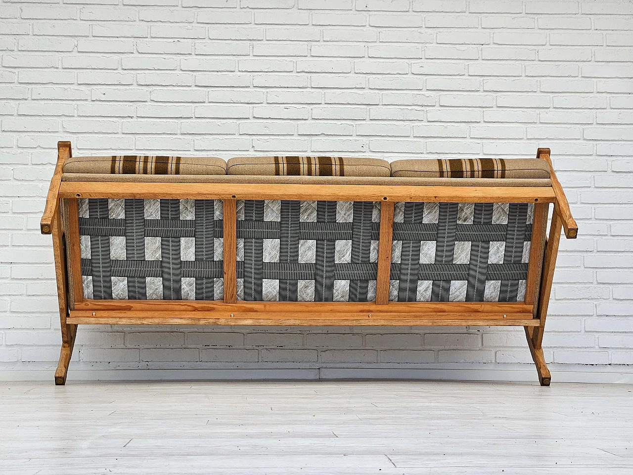Danish three-seater sofa in wool and oak, 1970s 15