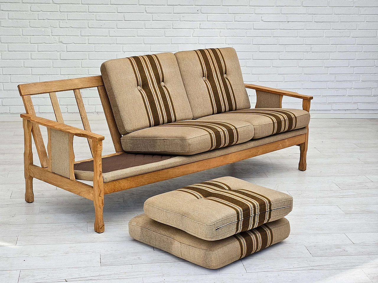 Danish three-seater sofa in wool and oak, 1970s 16