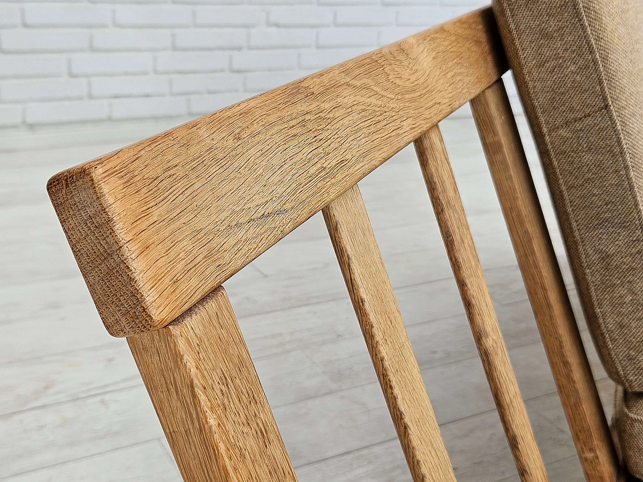 Danish three-seater sofa in wool and oak, 1970s 18