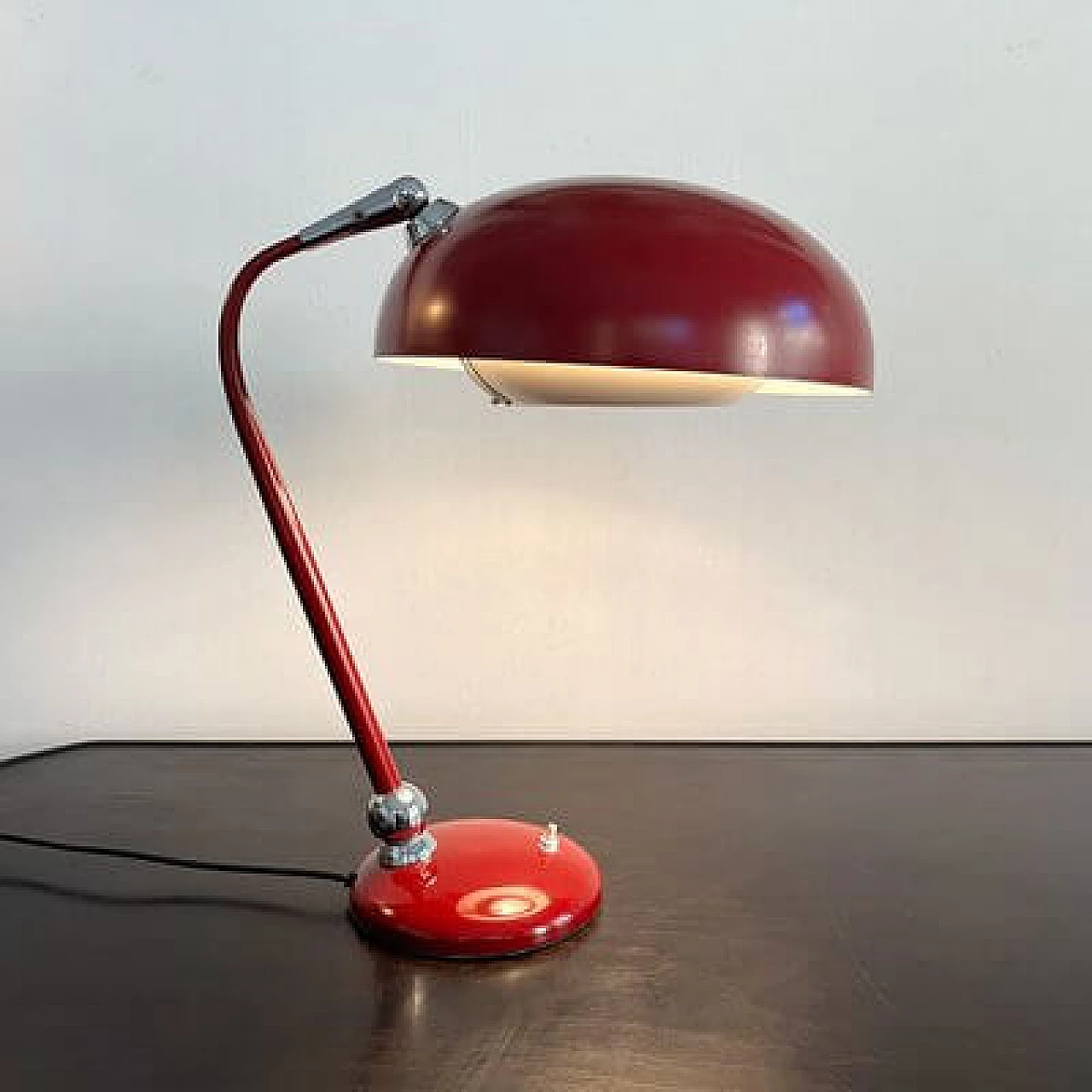 Lampada da tavolo in metallo laccato bordeaux, anni '60 1