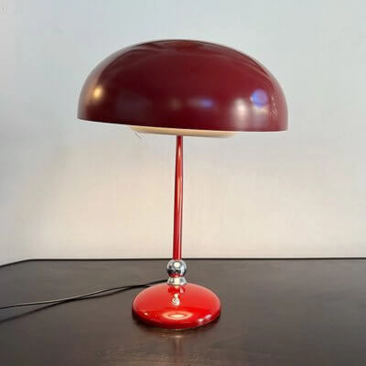Lampada da tavolo in metallo laccato bordeaux, anni '60 4