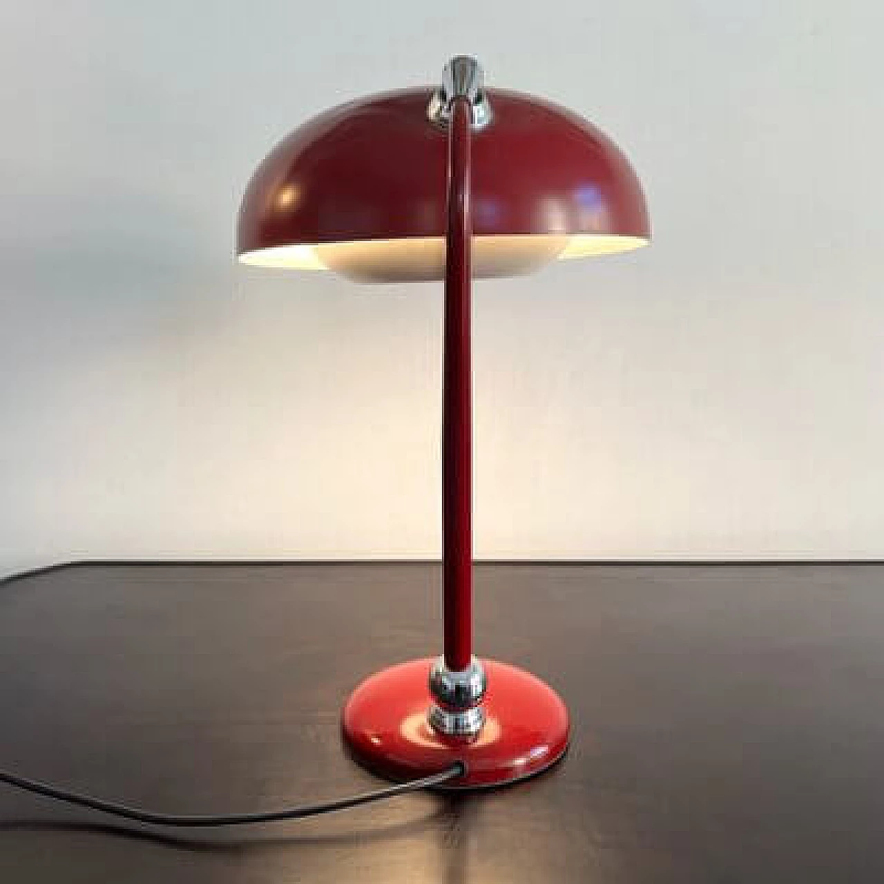 Lampada da tavolo in metallo laccato bordeaux, anni '60 6