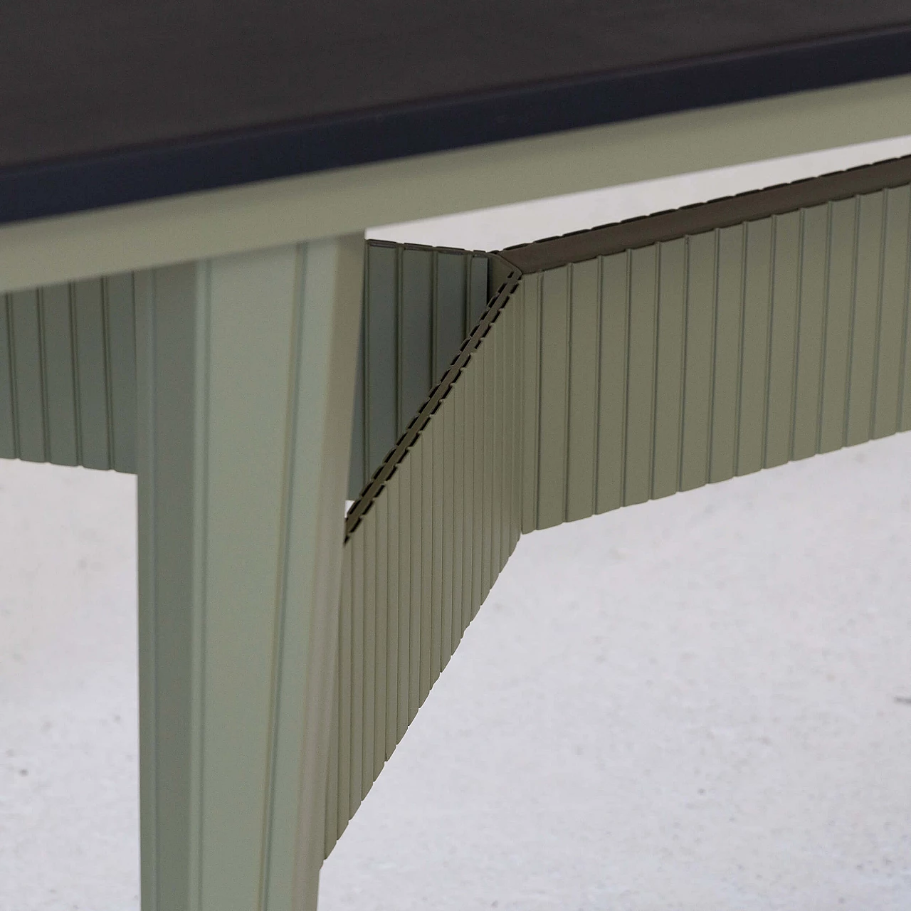 Tavolo in metallo verniciato verde e similpelle nera, anni '60 8