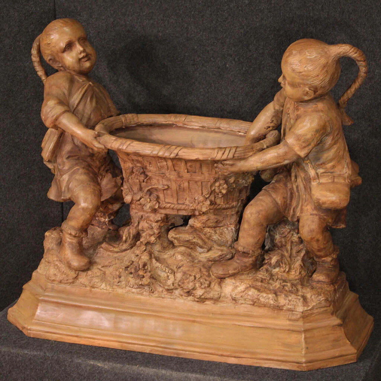 Scultura in terracotta di vaso e bambini di Goldscheider Wien 1