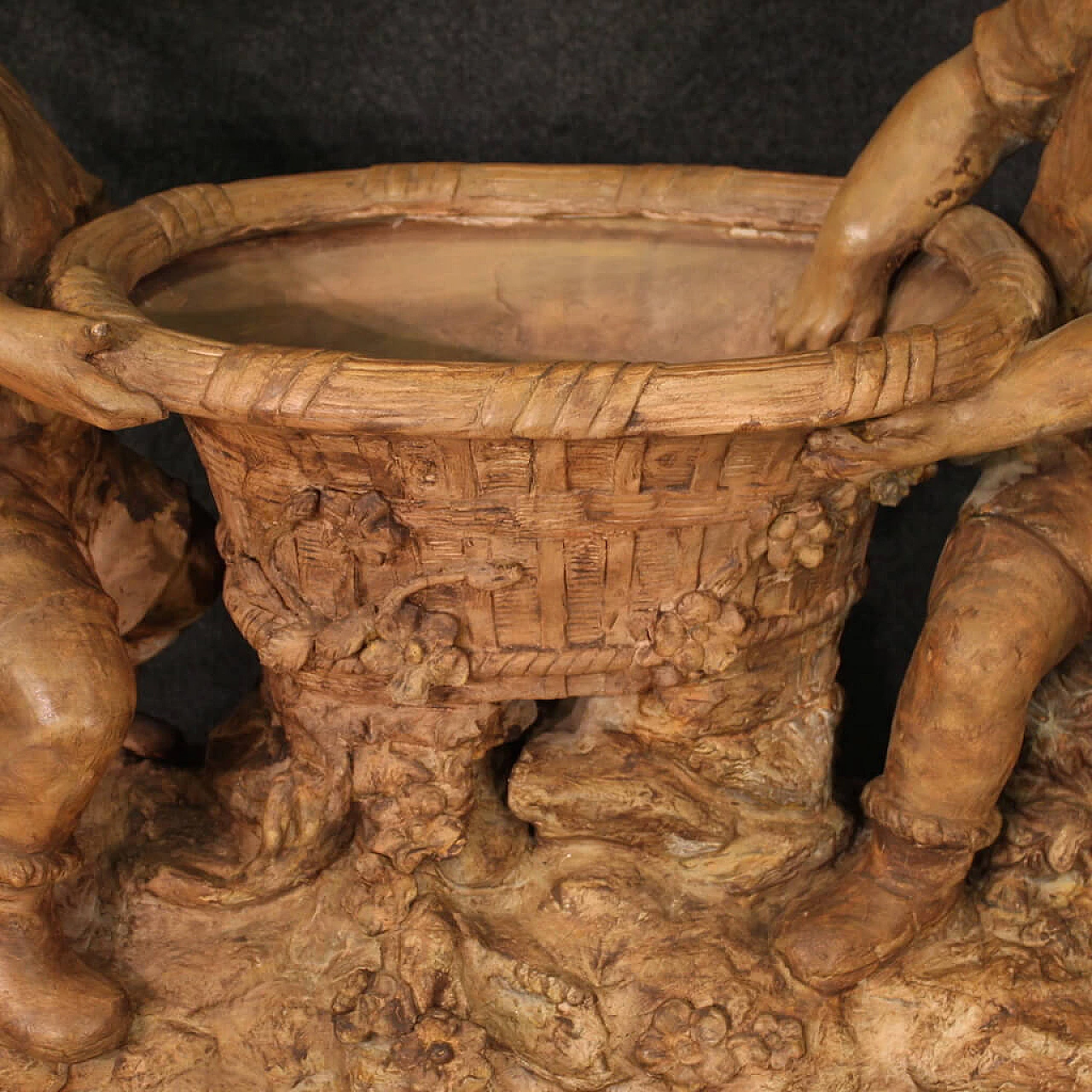 Scultura in terracotta di vaso e bambini di Goldscheider Wien 3