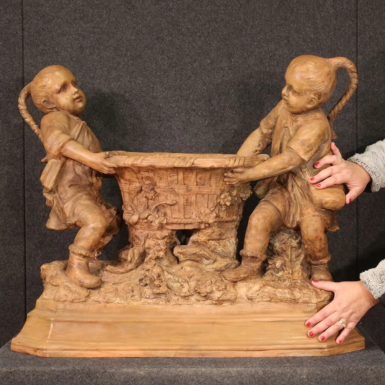 Scultura in terracotta di vaso e bambini di Goldscheider Wien 6