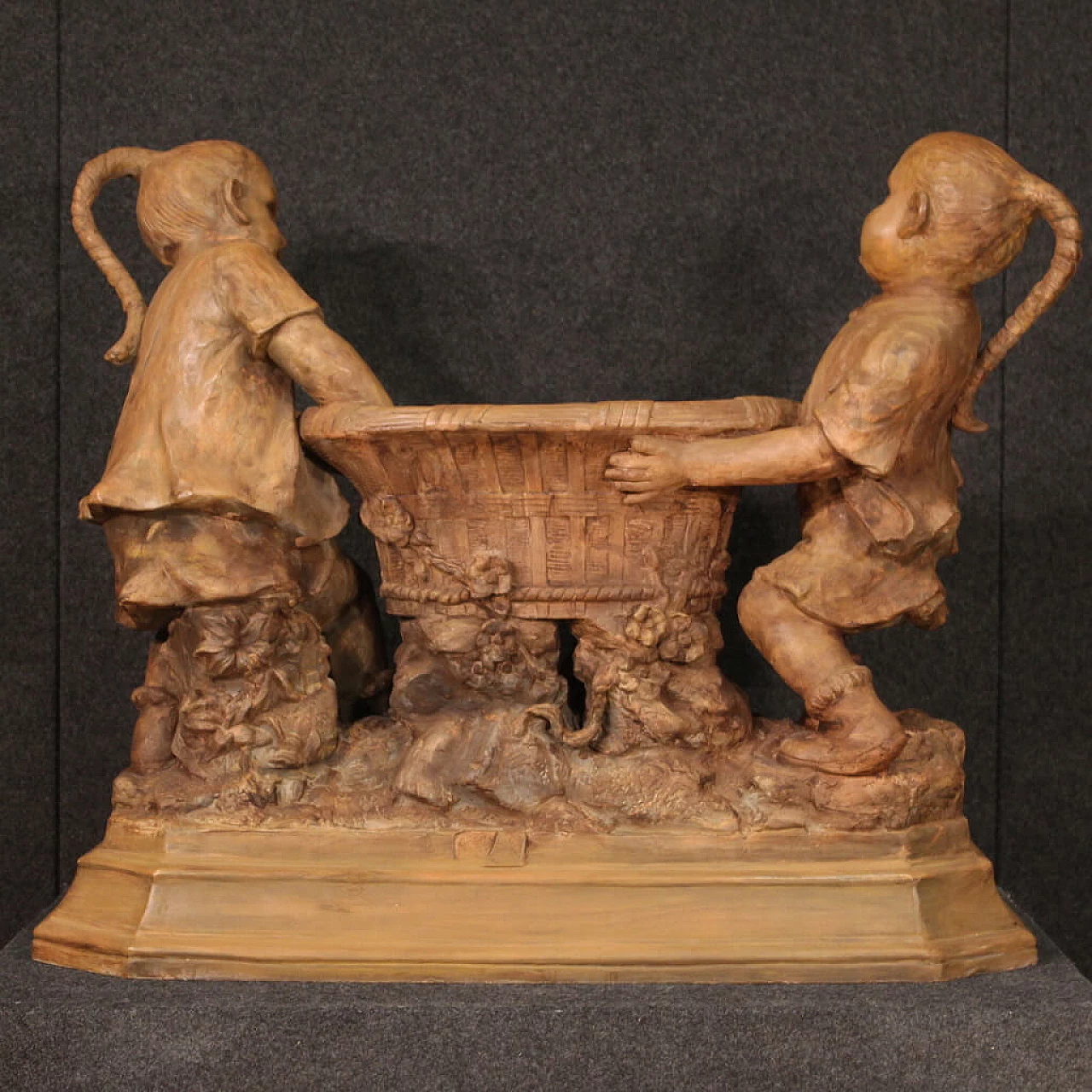 Scultura in terracotta di vaso e bambini di Goldscheider Wien 8