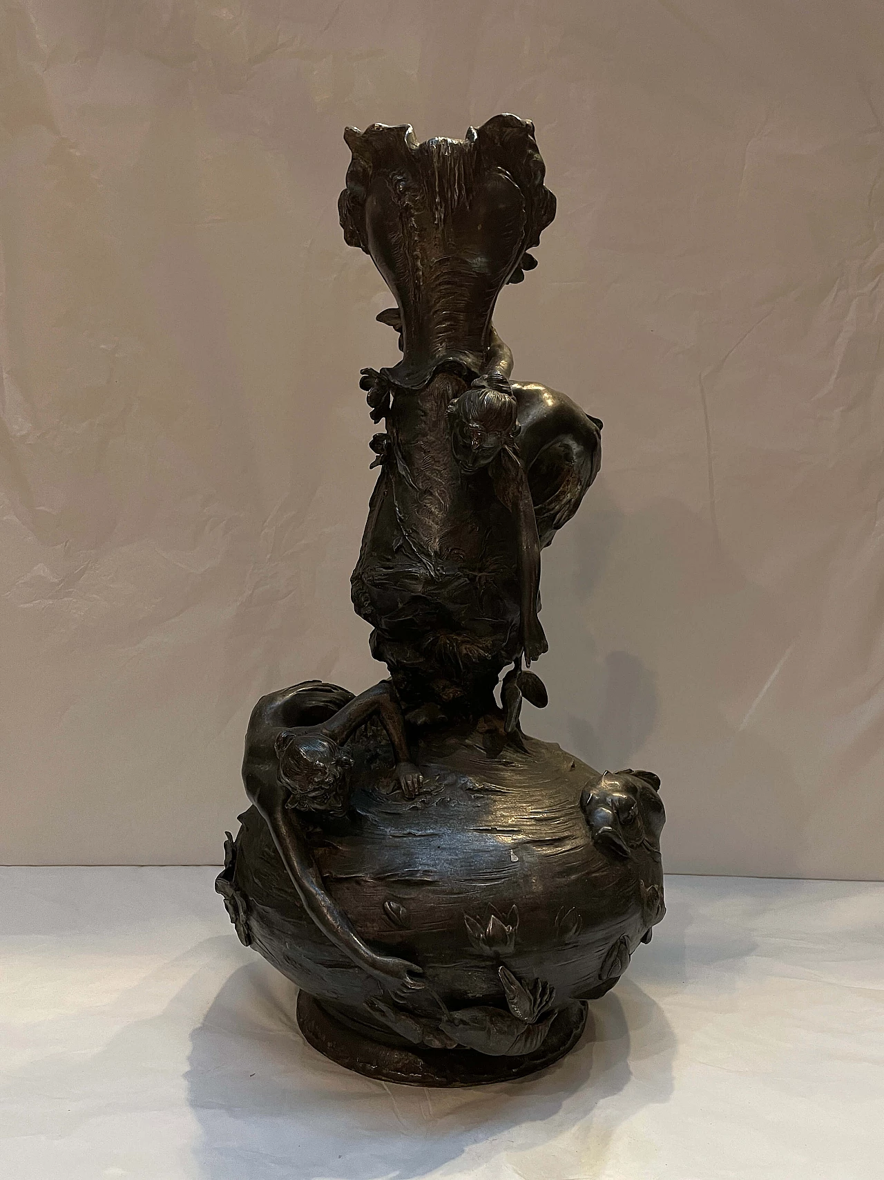 Vaso Art Nouveau in metallo sbalzato e cesellato di Lebrun, anni '30 1