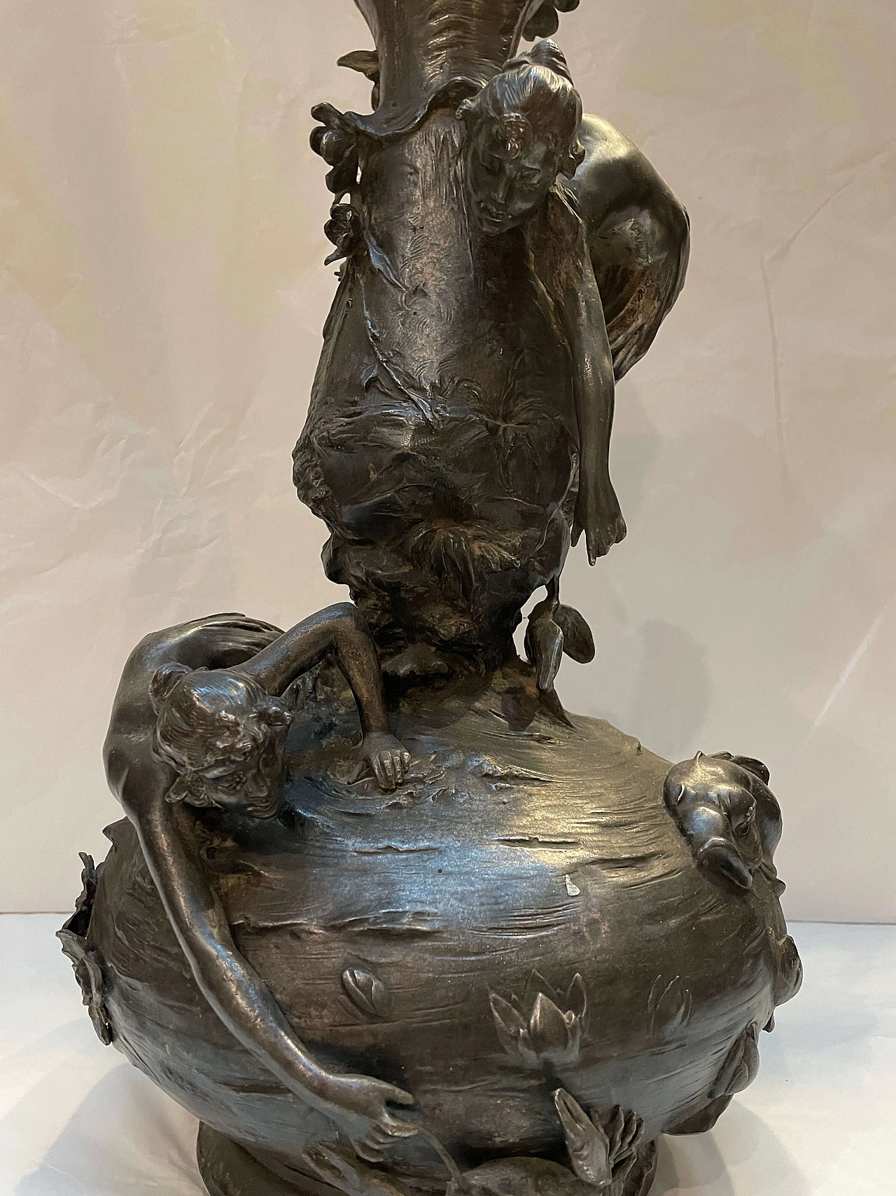 Vaso Art Nouveau in metallo sbalzato e cesellato di Lebrun, anni '30 2